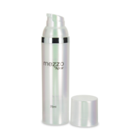 A pearl-colored opalescent, cylindrical airless bottle labeled Mezzo by Aptar with its matching cap placed beside it. Mezzo is Aptar Beauty's best-selling airless packaging for optimal product protection.