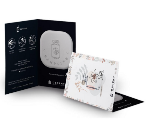 Single perfume sample card shown in two views : closed and open. The card is featuring floral designs and the iD Scent logo. The open view reveals a scent pad and instructions, showcasing Aptar Beauty’s SCENTPAD innovative fragrance paper sampling solution.