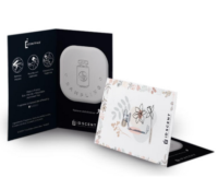 Single perfume sample card shown in two views : closed and open. The card is featuring floral designs and the iD Scent logo. The open view reveals a scent pad and instructions, showcasing Aptar Beauty’s SCENTPAD innovative fragrance paper sampling solution.