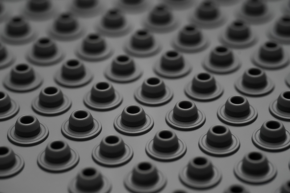 Aptar Pharma PremiumCoat® ETFE film-coated stoppers leverage state-of-the-art pure formulations to minimize the risks linked to Extractables and leachables