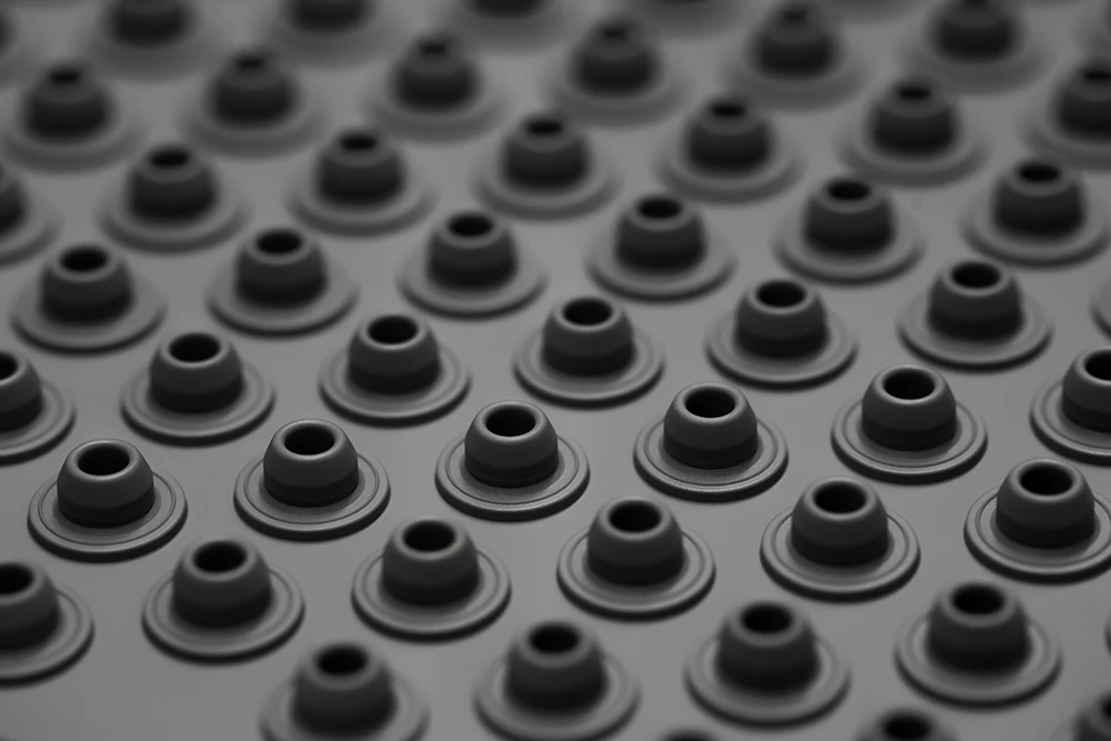 Aptar Pharma PremiumCoat® ETFE film-coated stoppers leverage state-of-the-art pure formulations to minimize the risks linked to Extractables and leachables