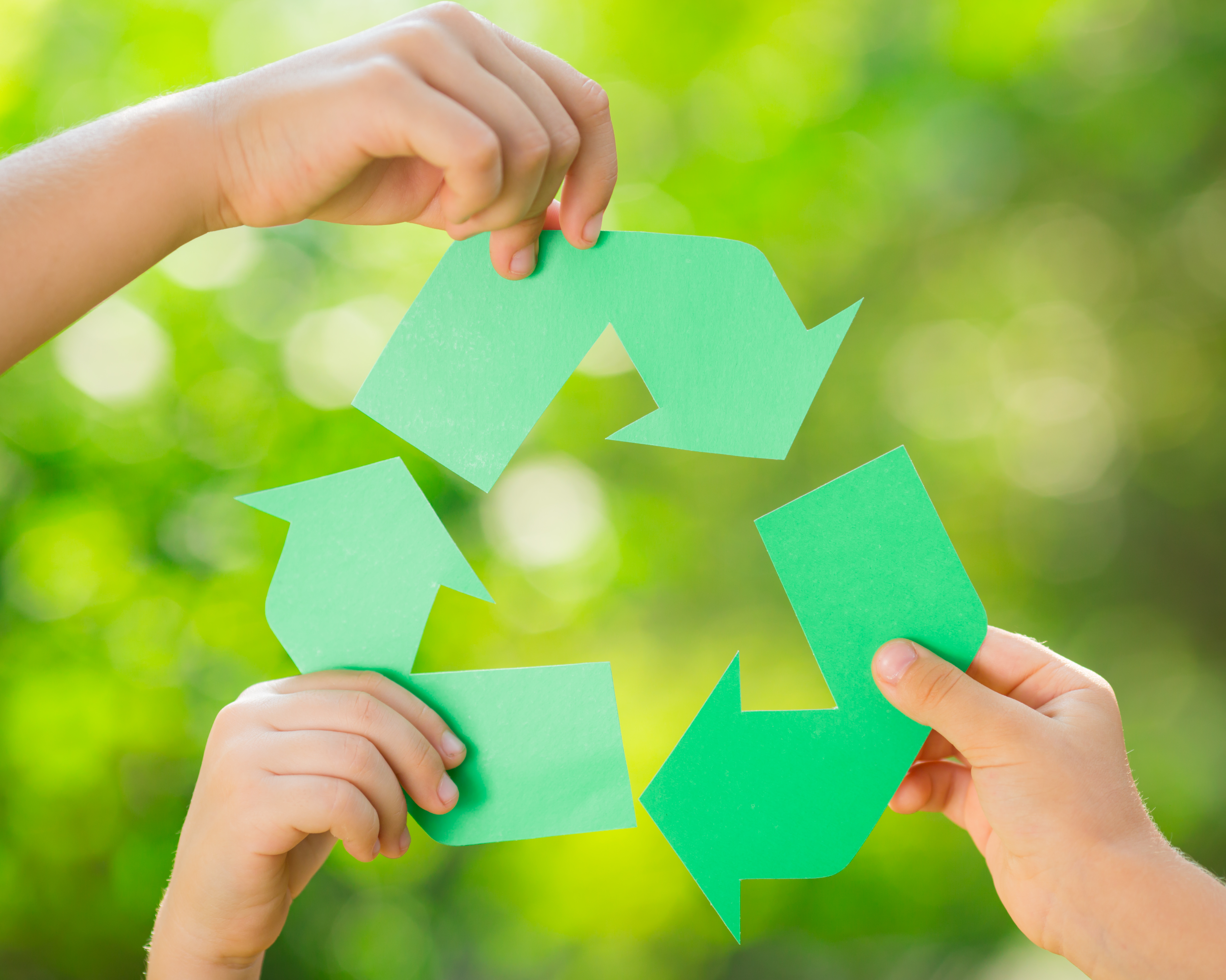 Aptar_Pharma_recycle_sign_hands_green_sustainability_trees.jpg