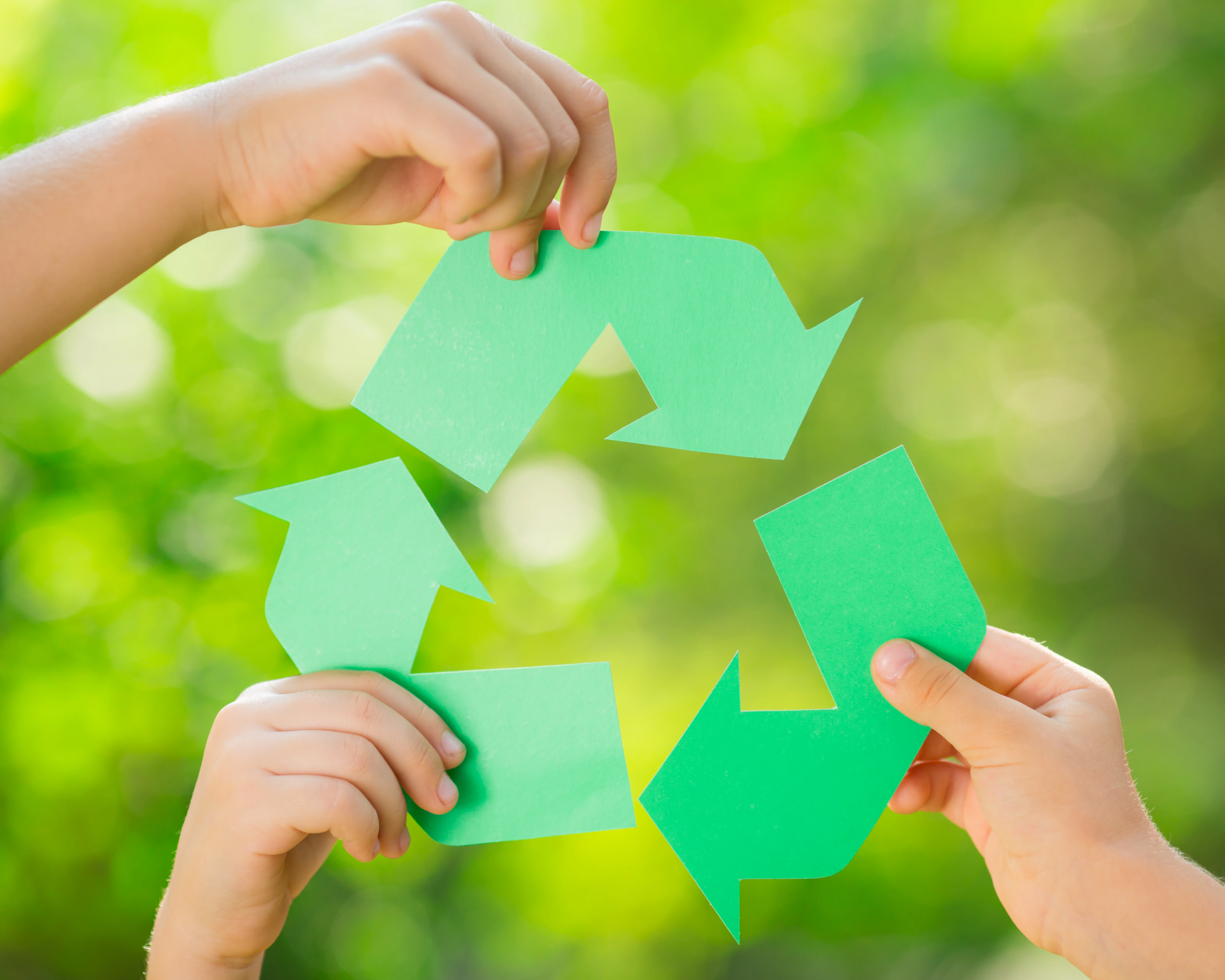 Aptar_Pharma_recycle_sign_hands_green_sustainability_trees.jpg
