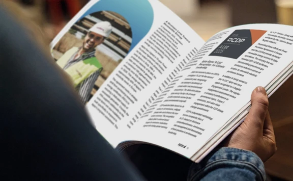 Someone reading Aptar's 2025 Sustainability Report