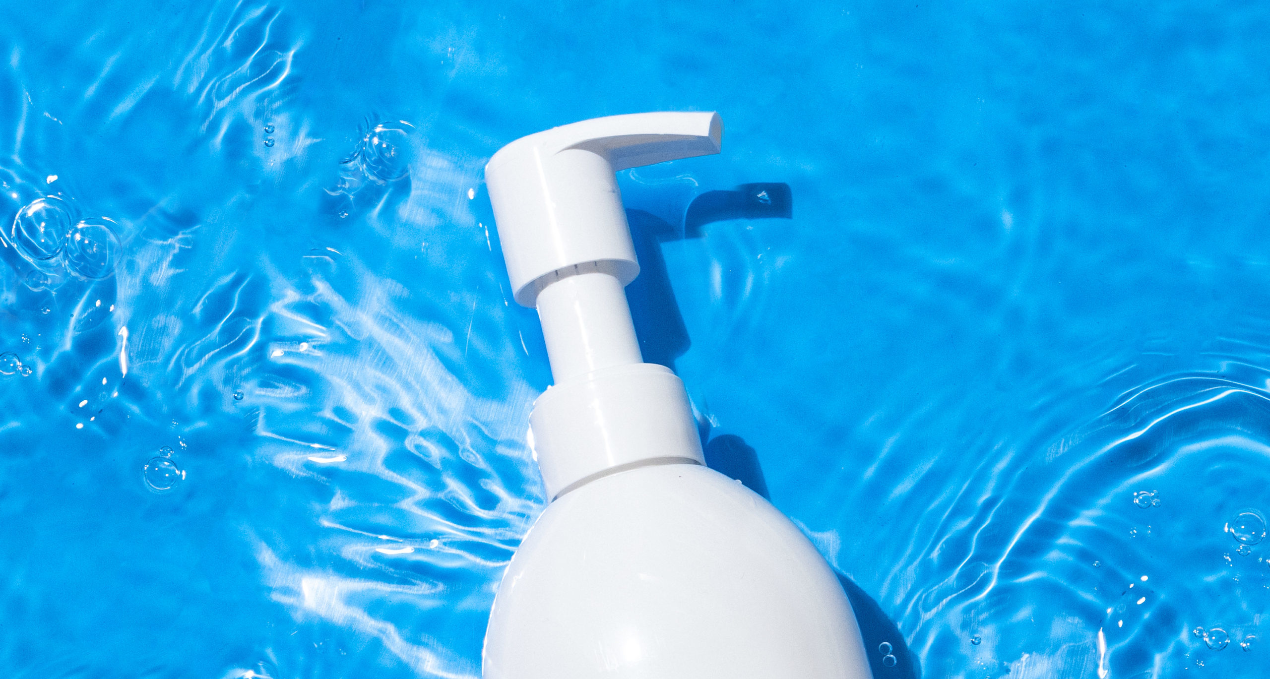 Isolated against a plain white background, HiFlow E-commerce is a white plastic high-dose dispensing pump engineered for online retail.