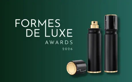 Bvlgari'sTravel Fragrance Spray with Black Marble Cap and Sleek Black Casing and Golden Decoration featuring Aptar Beauty's Refillable technology Nomad Refill stands on green background next to a text reading Formes de Luxe Awards 2026 announcing the Refill Category Award winner