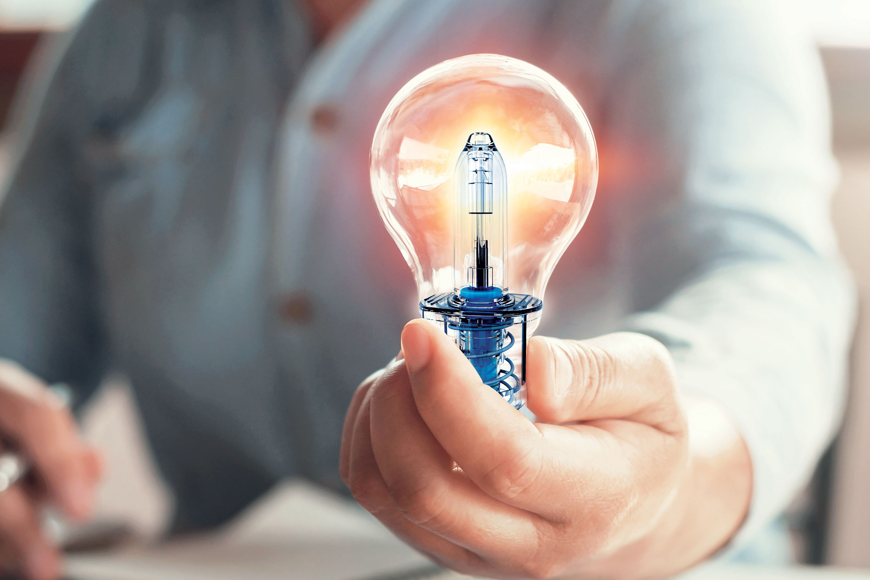 Aptar Pharma expert holding a lightbulb