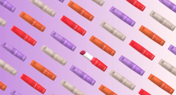 Rows of colorful mono-material full PP lipstick named Flash tubes in red, orange, purple, and beige are arranged diagonally on a purple gradient background, with one red lip balm uncapped to reveal the product.