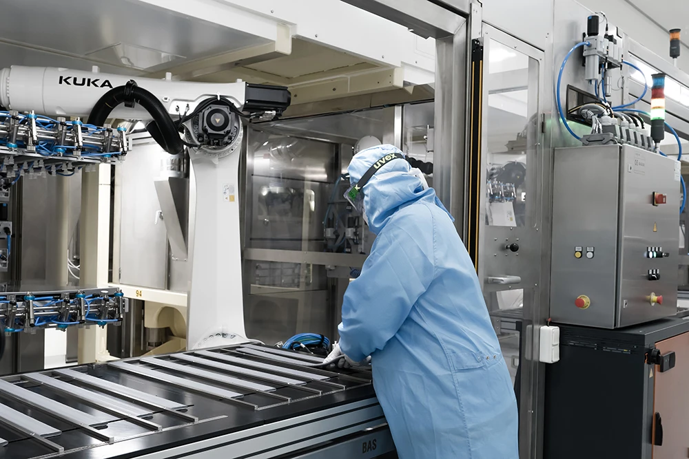 Operator preparing for the robotized molding of injectable closure component, vial stoppers, rigid needle shield or syringe plunger