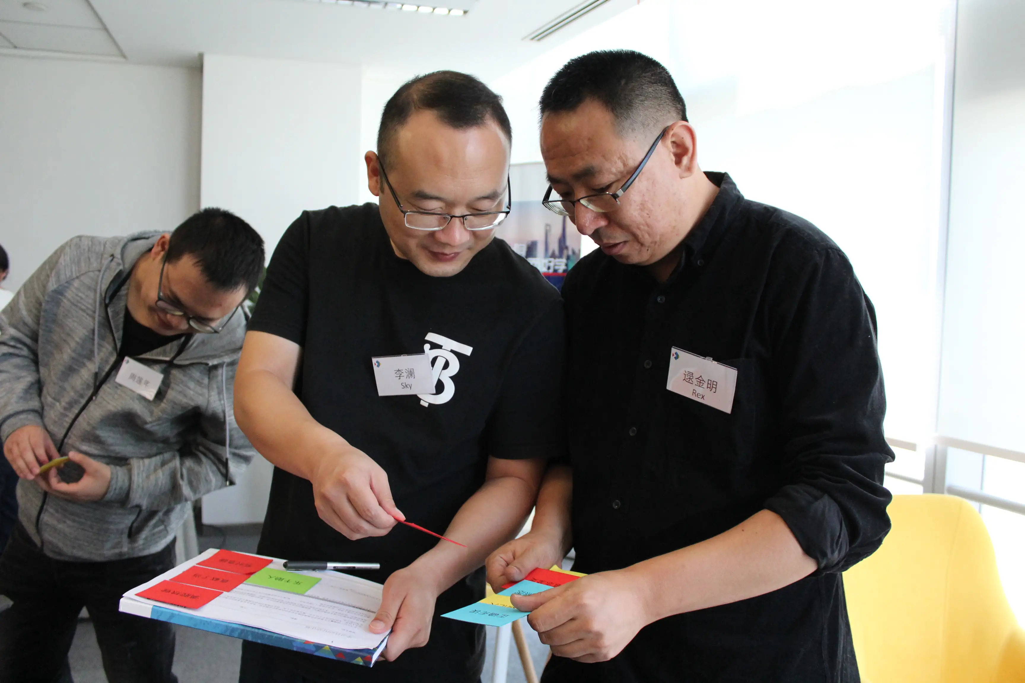 Two Aptar employees collaborating in a corporate training program