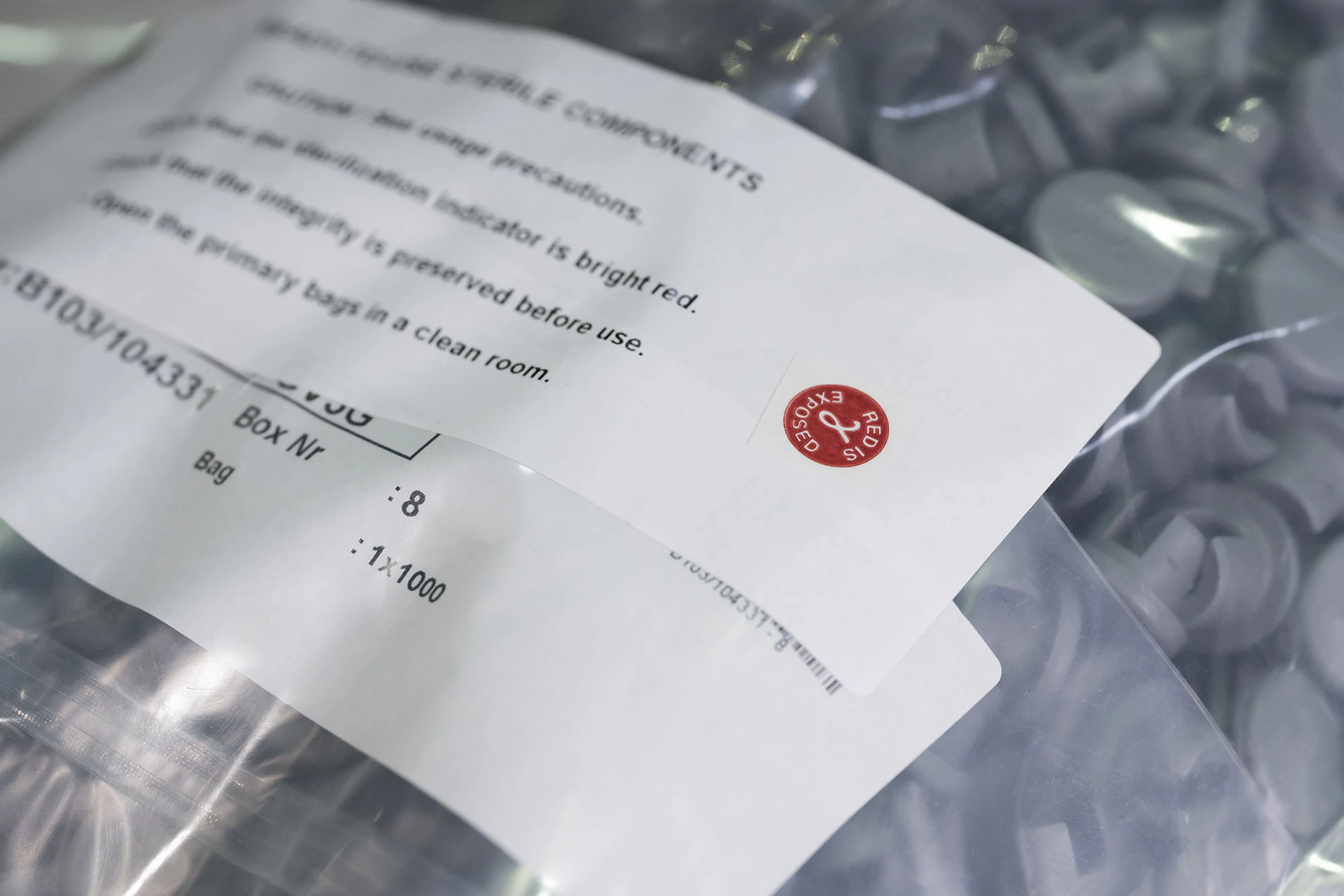 Clear PE bag of gamma sterilized Aptar Pharma’s Ready-to-Use (RTU) lyo vial stoppers guaranteed sterile at the time of use.