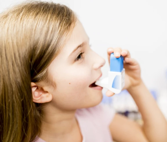 Girl Using an inhaler with 3-Phase Activ-Polymer™ Technology inside