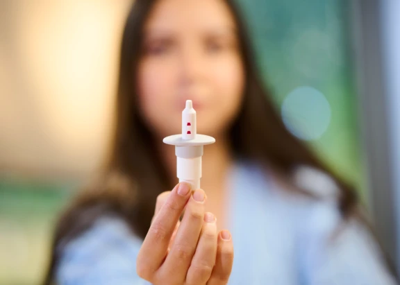 Aptar-Bidose-nasal-dose-indicator-woman.jpg