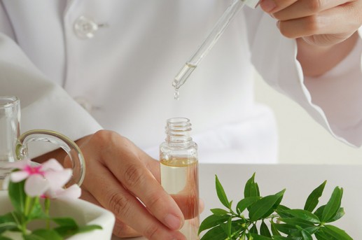 From invisible to visible: The risks of contaminating cosmetic formulas during use and how to prevent them with airtight containers.