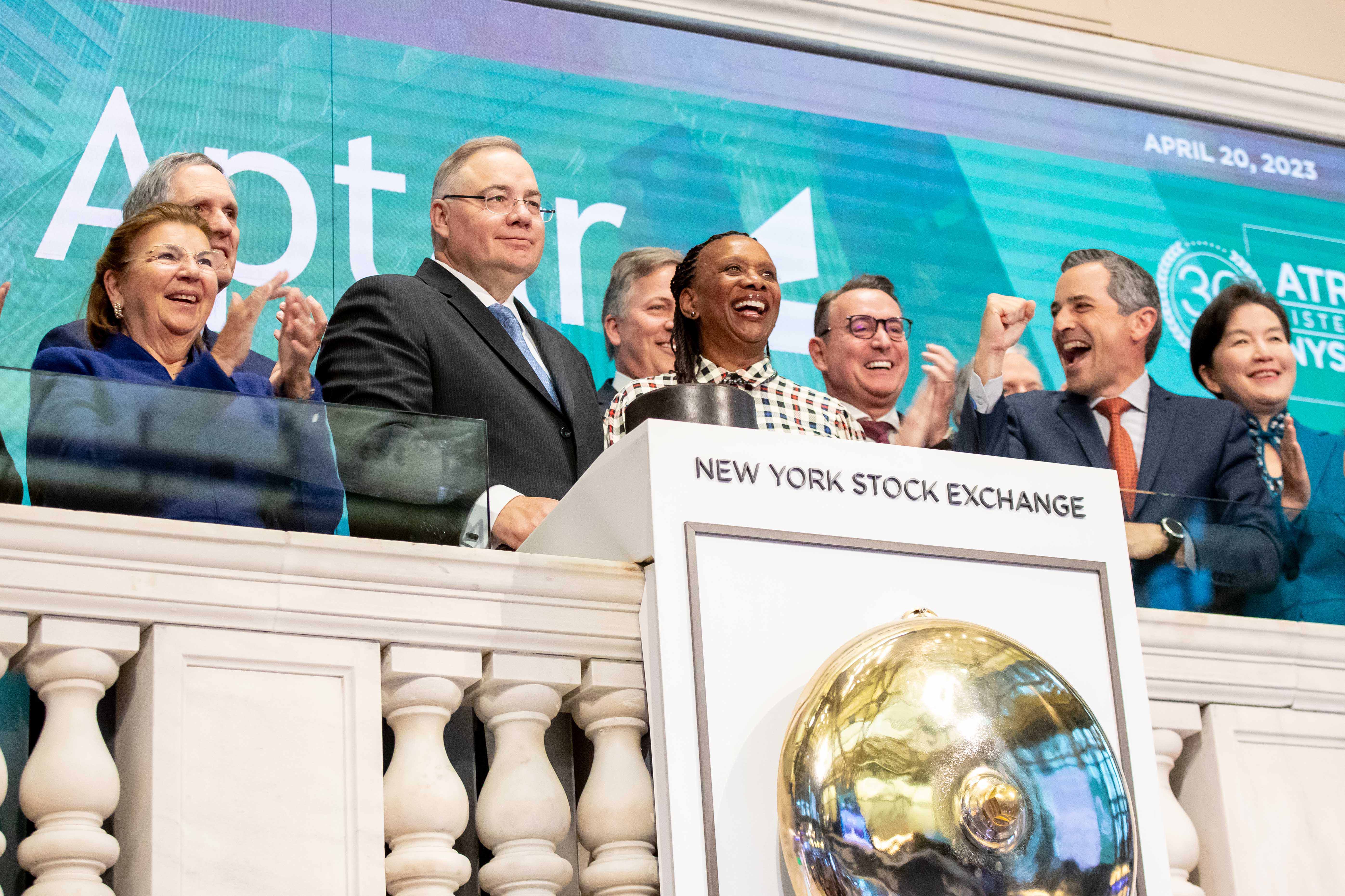 Aptar's Board of Directors ringing the bell at the NYSE