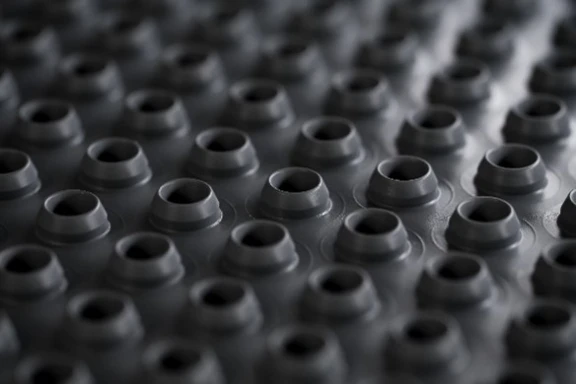 Aptar Pharma grey rubber vial stoppers manufactured in ISO cleanroom for consistent high quality and Annex-1 compliance.