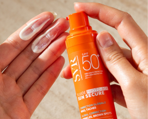 Fluide_PhotoAge_SVR_Micro_40ml_editorial_in_use.png